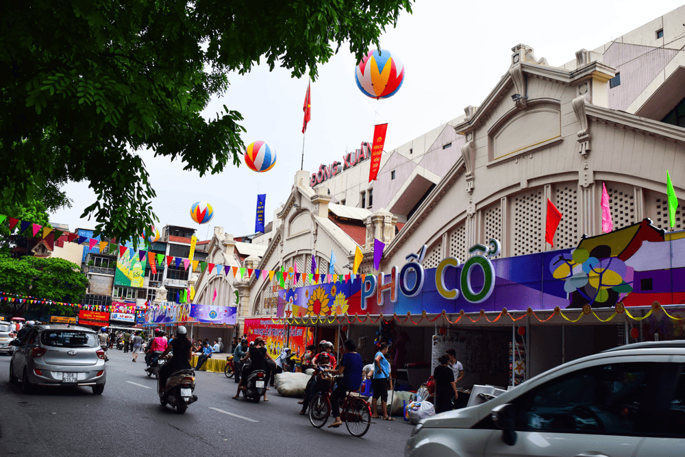 Dong Xuan Market is located in Hanoi's Old Quarter and always bustling with people (Source: Canva)